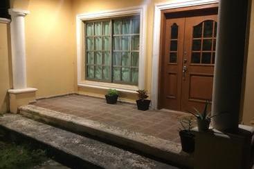 تختخواب و صبحانه Che S House