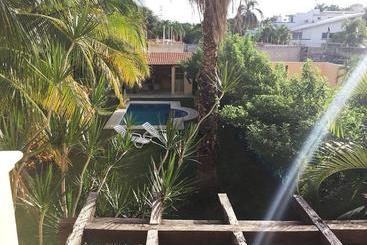 تختخواب و صبحانه Che S House