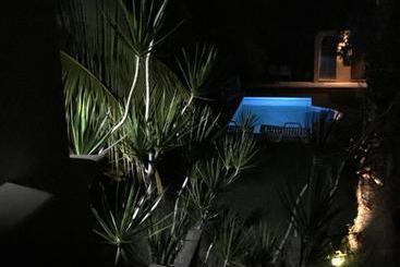تختخواب و صبحانه Che S House