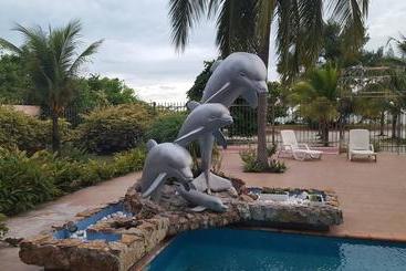 تختخواب و صبحانه Pink Palace Panama