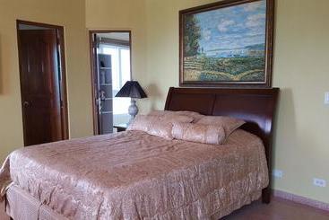 تختخواب و صبحانه Pink Palace Panama