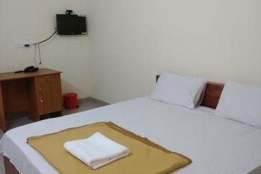 هتل Manjira Lodge