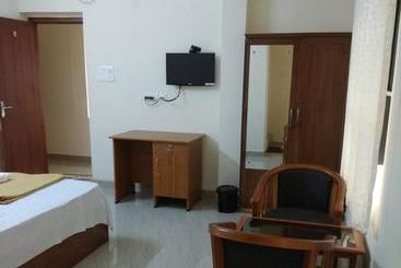 هتل Manjira Lodge