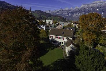 تختخواب و صبحانه Spring Inn