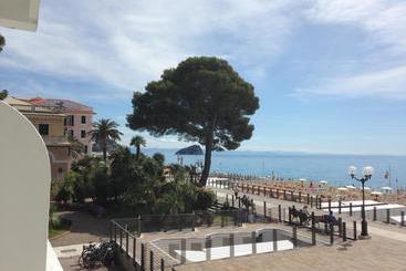هتل Ligure