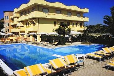هتل Rivadoro Spiaggia Ombrellone E Lettini Piscina Parcheggio