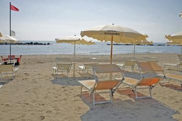 هتل Rivadoro Spiaggia Ombrellone E Lettini Piscina Parcheggio