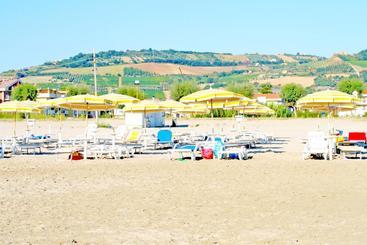 هتل Rivadoro Spiaggia Ombrellone E Lettini Piscina Parcheggio