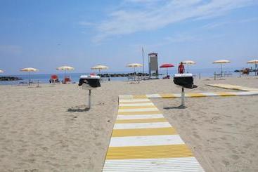 هتل Rivadoro Spiaggia Ombrellone E Lettini Piscina Parcheggio