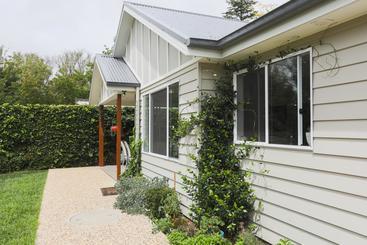 هتل Armidale Cottage   House 2