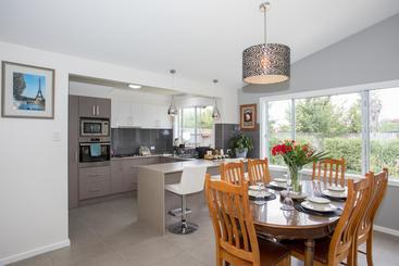 هتل Armidale Cottage   House 2