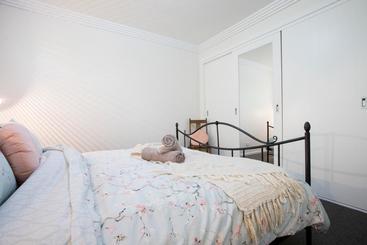 هتل Armidale Cottage   House 2