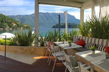 Tara's Lodge Hotel
