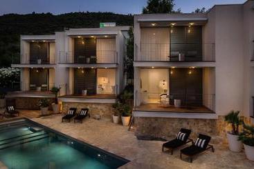 Tara's Lodge Hotel