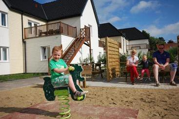 اقامتگاه Holiday Suites Oye Plage