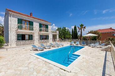فندق Family Villa Vjeka With Private Pool And Large Garden