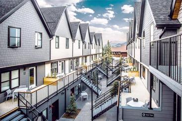 هتل Basecamp Resorts Canmore