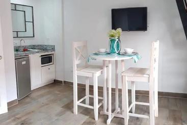 هتل The Beach Club Resort At Caye Caulker
