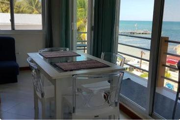 هتل The Beach Club Resort At Caye Caulker