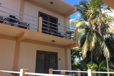 هتل The Beach Club Resort At Caye Caulker