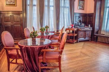 هتل The Historic Benner Mansion