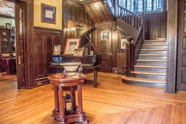 هتل The Historic Benner Mansion
