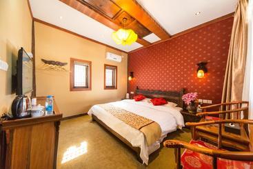 هتل Lijiang He Mu Ju Family Inn