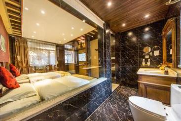 هتل Lijiang He Mu Ju Family Inn