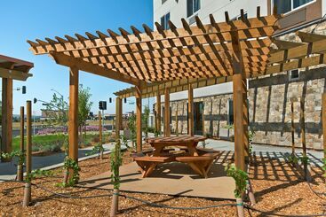 Отель Oxford Suites Sonoma Rohnert Park