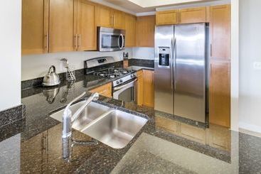 هتل Global Luxury Suites at Metropolitan South