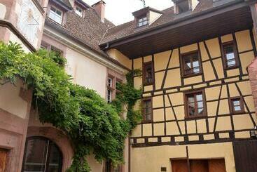 هتل La Cour Des Nobles