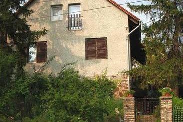 هتل Flora Apartman