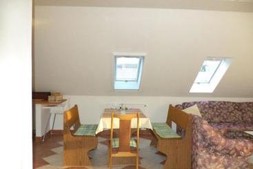 هتل Flora Apartman