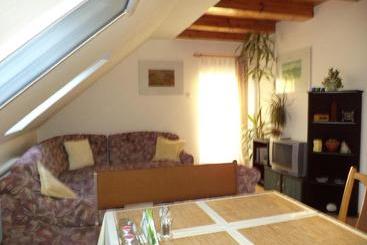 هتل Flora Apartman