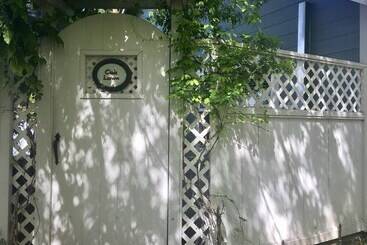 فندق Oak Street Cottages