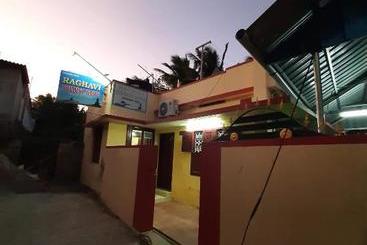 هتل Raghavi Tourist Home