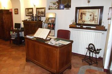 هتل Antico Borgo La Commenda