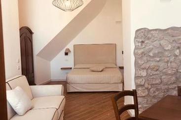 هتل Lantica Pigna Chateau
