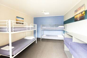 בית מלון כפרי Beachcomber Lodge & Backpacker