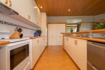هتل Release Wanaka Bullock Creek Chalet