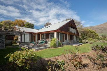 هتل Release Wanaka Bullock Creek Chalet