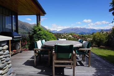 هتل Release Wanaka Bullock Creek Chalet