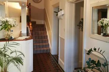 هتل A & B Guest House Cambridge Ltd