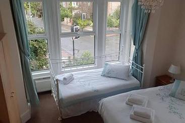 هتل A & B Guest House Cambridge Ltd