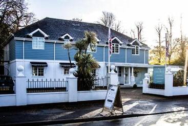 هتل The Lord Bute