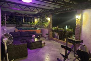 هتل V Gostyah U Julii Guest House