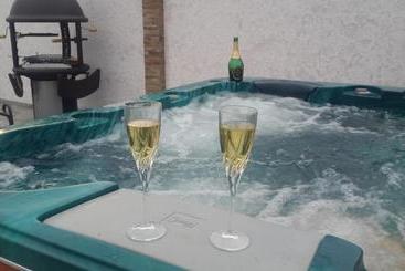 هتل V Gostyah U Julii Guest House
