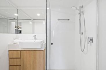 هتل Kirra Palms Holiday Apartments