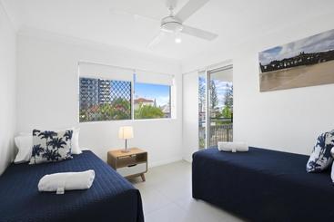 هتل Kirra Palms Holiday Apartments