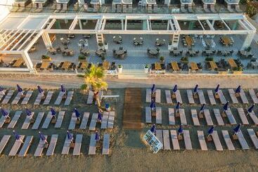 هتل Mandala Seafront Suites
